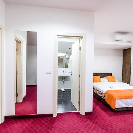 River Inn Stari Banovci ภายนอก รูปภาพ